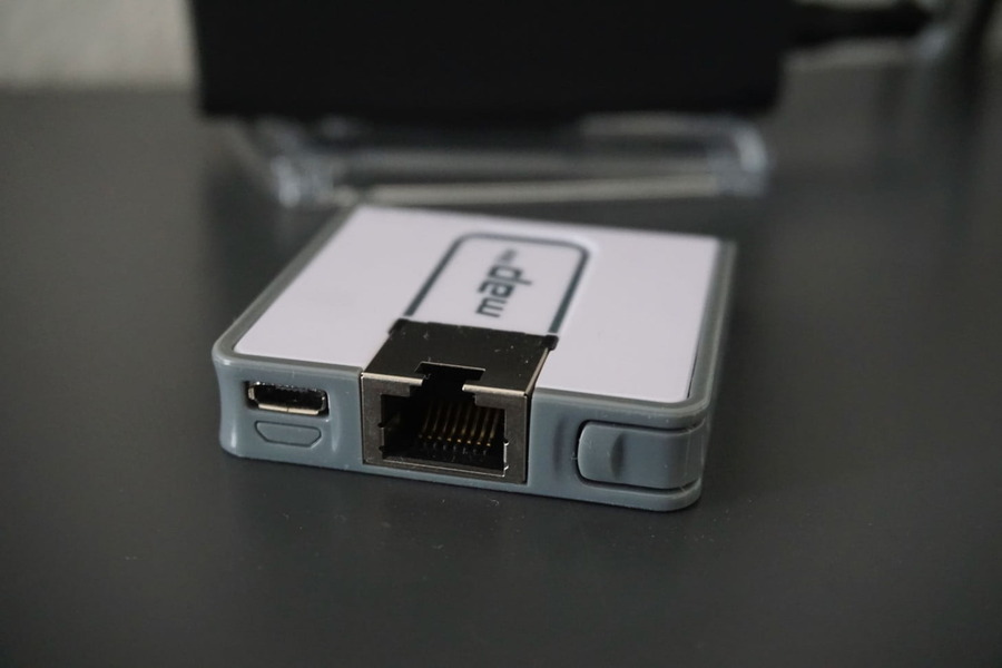 روتر میکروتیک mAP Lite به یک پوت اترنت 10/100Mbps برای اتصال به شبکه و یک پورت microUSB برای تامین برق مجهز است.